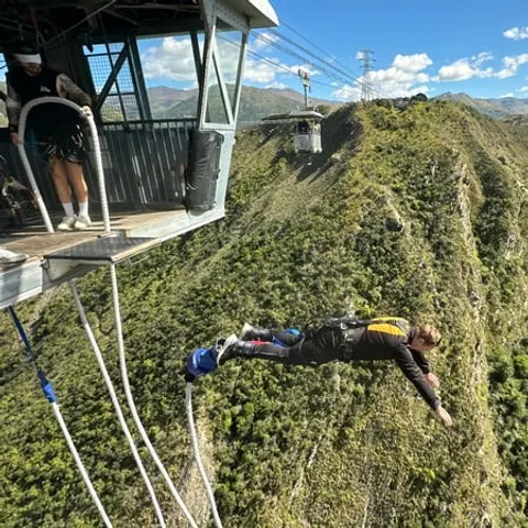 A jumper falling from the Nevis bungy pod above the gorge