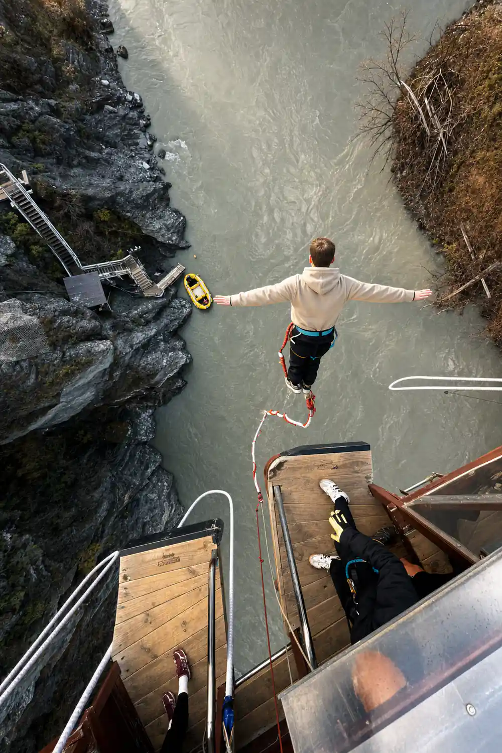 A jumper falling towards the river seen from directly above the platform