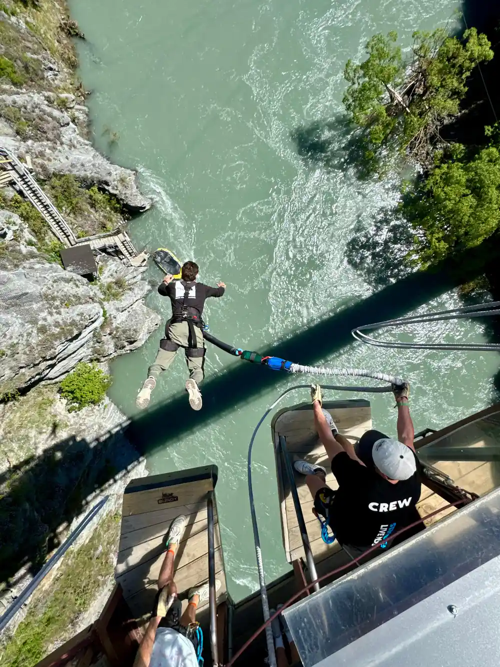 A jumper leaving the platform seen from behind, crew watching